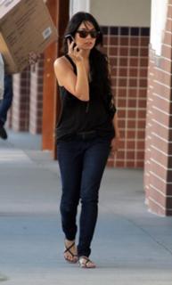 Vanessa Hudgens feet photo thumbnail