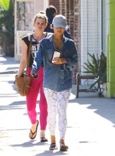 Vanessa Hudgens feet photo thumbnail