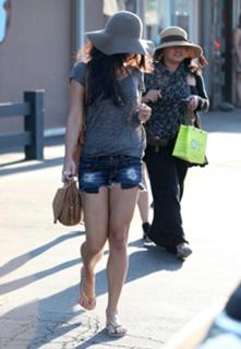 Vanessa Hudgens feet photo thumbnail