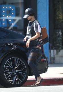 Vanessa Hudgens feet photo thumbnail