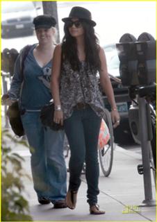 Vanessa Hudgens feet photo thumbnail