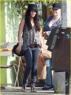 Vanessa Hudgens feet photo thumbnail