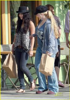 Vanessa Hudgens feet photo thumbnail