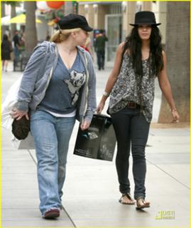 Vanessa Hudgens feet photo thumbnail