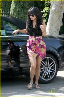 Vanessa Hudgens feet photo thumbnail
