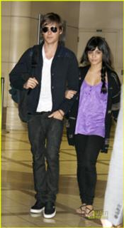 Vanessa Hudgens feet photo thumbnail