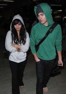 Vanessa Hudgens feet photo thumbnail