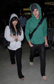 Vanessa Hudgens feet photo thumbnail