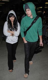 Vanessa Hudgens feet photo thumbnail