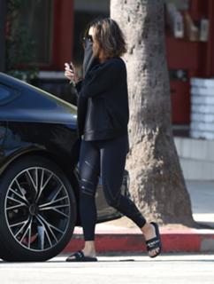 Vanessa Hudgens feet photo thumbnail