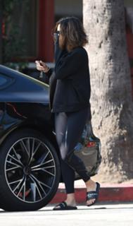 Vanessa Hudgens feet photo thumbnail