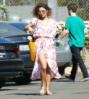 Vanessa Hudgens feet photo thumbnail
