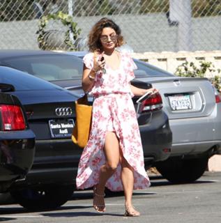 Vanessa Hudgens feet photo thumbnail