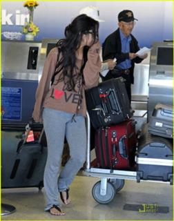 Vanessa Hudgens feet photo thumbnail