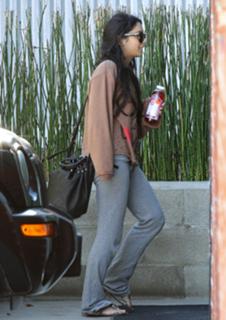 Vanessa Hudgens feet photo thumbnail