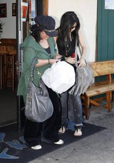 Vanessa Hudgens feet photo thumbnail