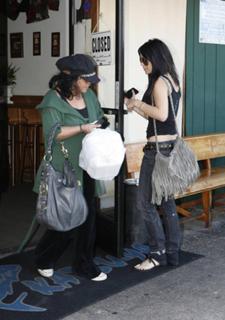 Vanessa Hudgens feet photo thumbnail