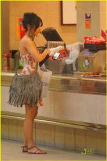 Vanessa Hudgens feet photo thumbnail