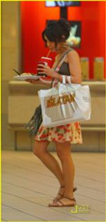 Vanessa Hudgens feet photo thumbnail