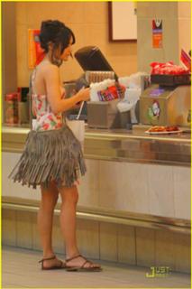 Vanessa Hudgens feet photo thumbnail