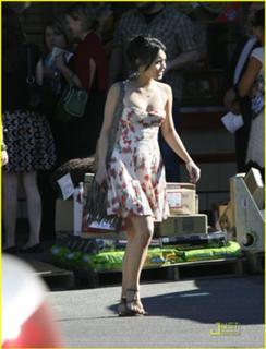 Vanessa Hudgens feet photo thumbnail