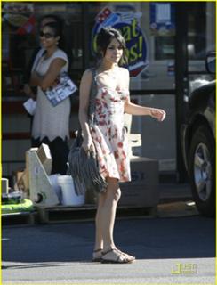 Vanessa Hudgens feet photo thumbnail