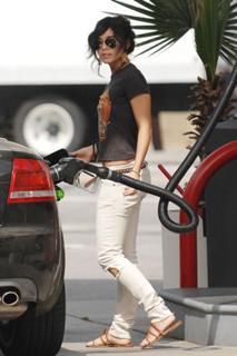 Vanessa Hudgens feet photo thumbnail