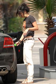 Vanessa Hudgens feet photo thumbnail