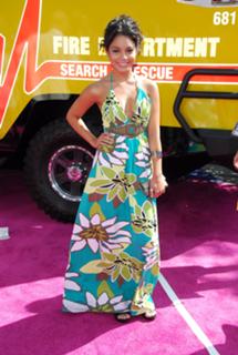 Vanessa Hudgens feet photo thumbnail