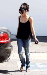 Vanessa Hudgens feet photo thumbnail
