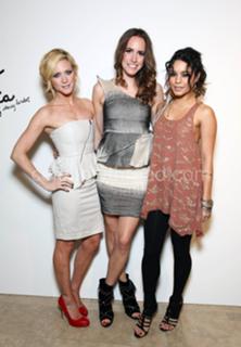 Vanessa Hudgens feet photo thumbnail