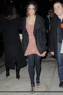 Vanessa Hudgens feet photo thumbnail