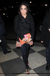 Vanessa Hudgens feet photo thumbnail