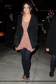 Vanessa Hudgens feet photo thumbnail