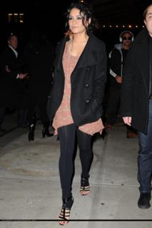 Vanessa Hudgens feet photo thumbnail