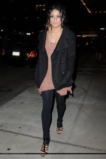 Vanessa Hudgens feet photo thumbnail