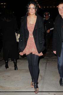 Vanessa Hudgens feet photo thumbnail