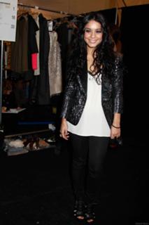 Vanessa Hudgens feet photo thumbnail