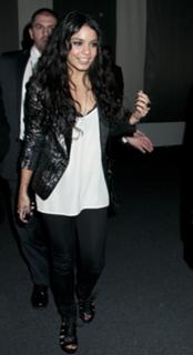 Vanessa Hudgens feet photo thumbnail