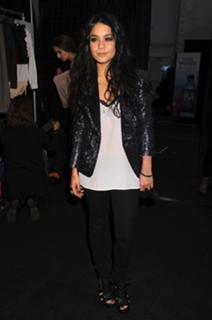 Vanessa Hudgens feet photo thumbnail