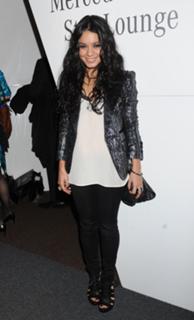 Vanessa Hudgens feet photo thumbnail