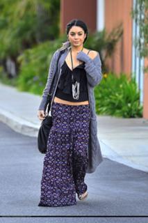Vanessa Hudgens feet photo thumbnail
