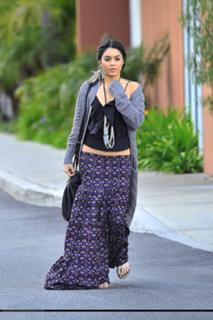 Vanessa Hudgens feet photo thumbnail