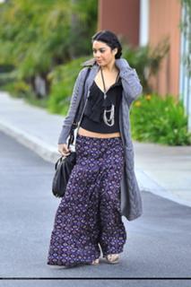 Vanessa Hudgens feet photo thumbnail