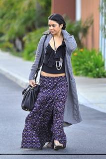 Vanessa Hudgens feet photo thumbnail