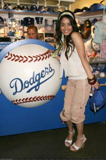 Vanessa Hudgens feet photo thumbnail