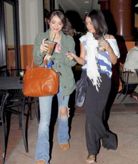 Vanessa Hudgens feet photo thumbnail