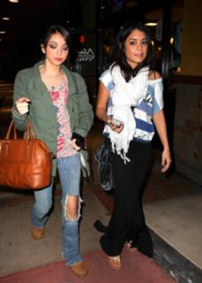 Vanessa Hudgens feet photo thumbnail