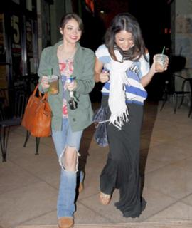 Vanessa Hudgens feet photo thumbnail