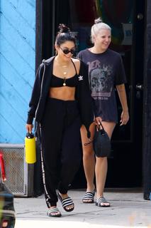 Vanessa Hudgens feet photo thumbnail